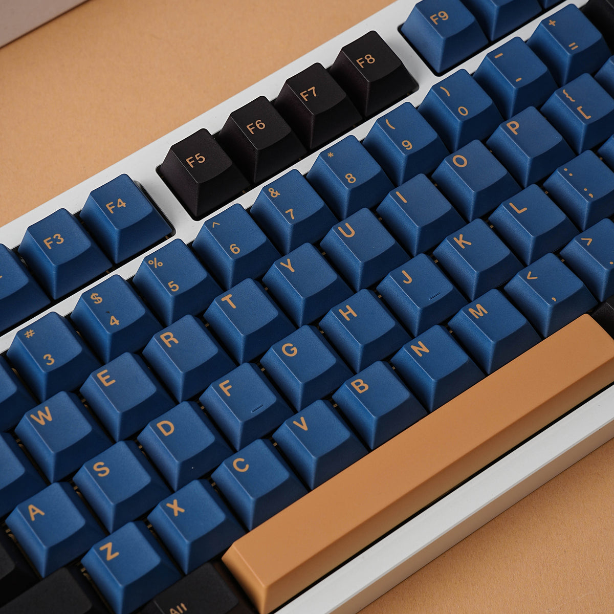 蓝武士 keycap set lifestyle photo