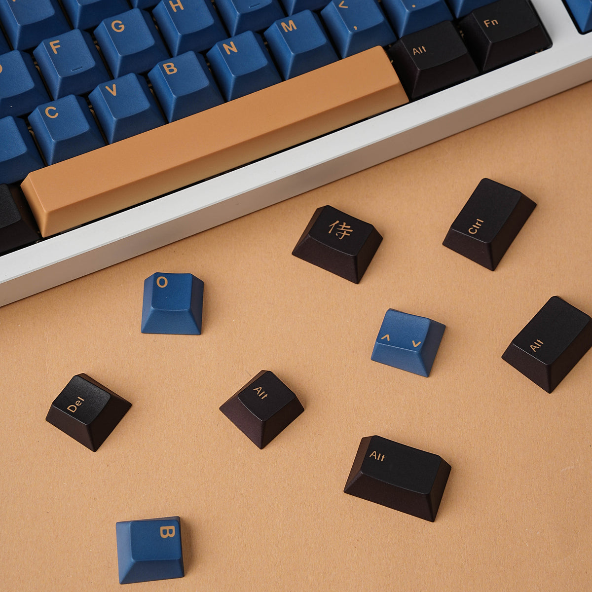 蓝武士 keycap set lifestyle photo