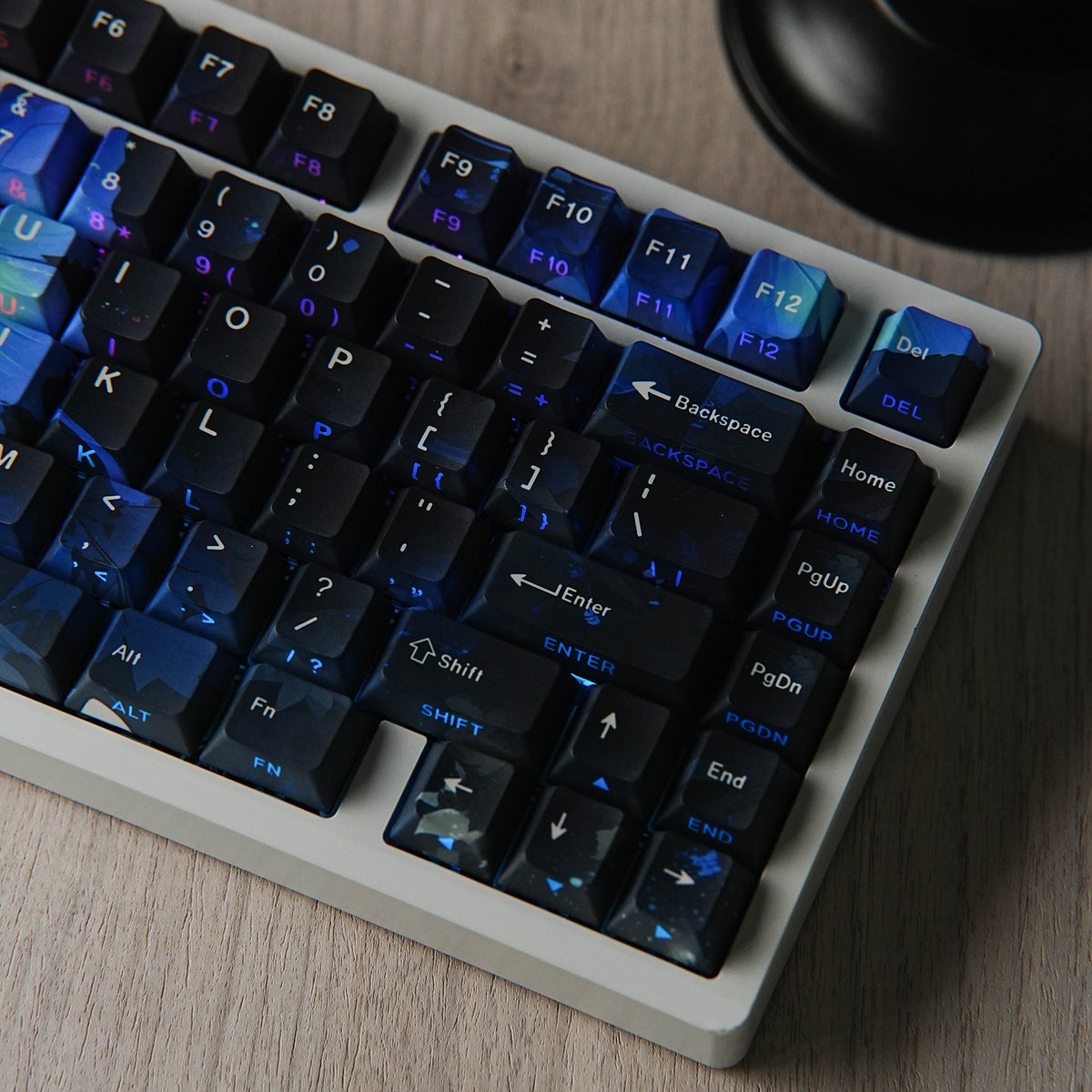 JCM蝴蝶 keycap set lifestyle photo