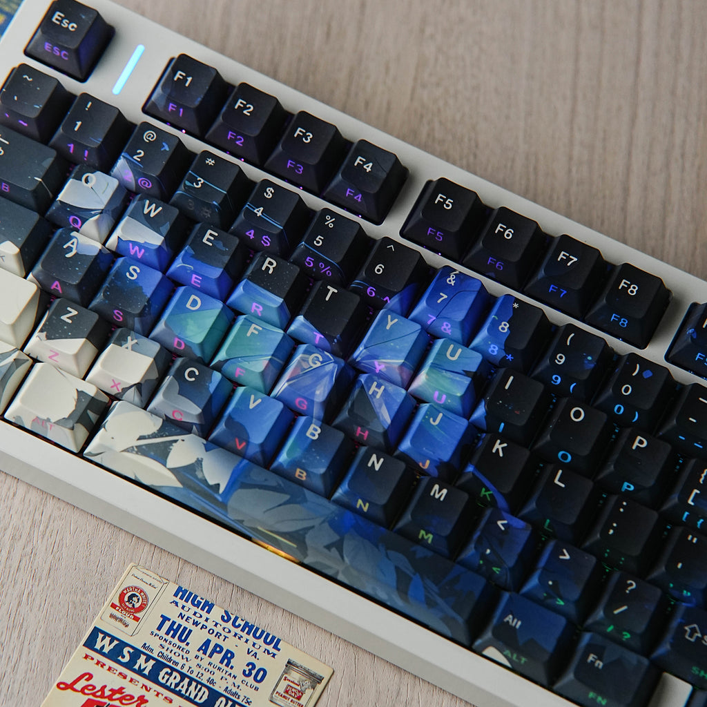 JCM蝴蝶 keycap set lifestyle photo