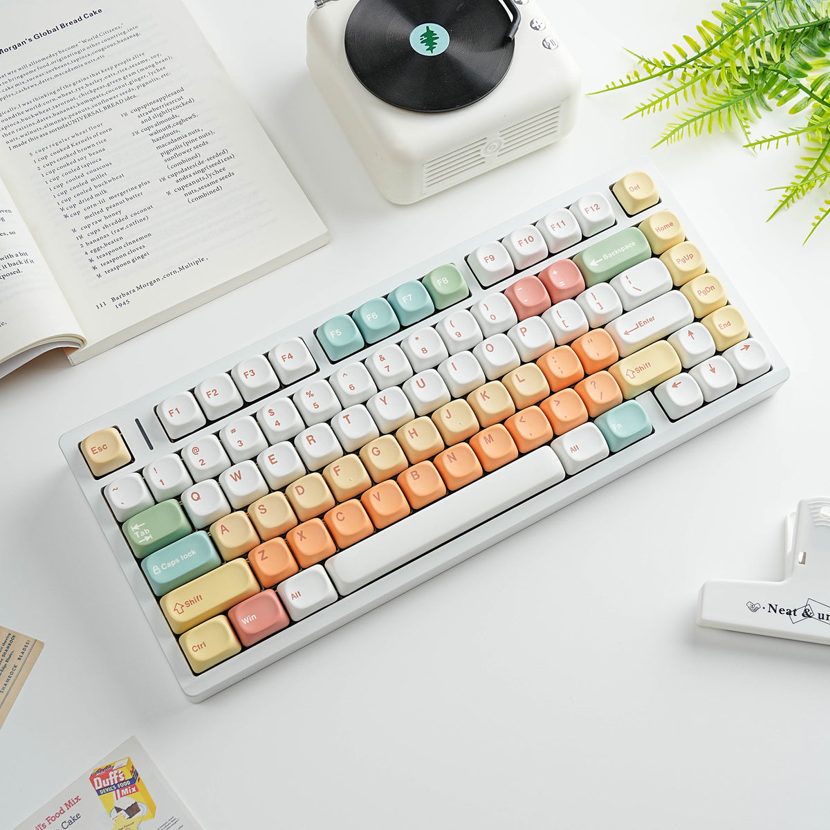 糖果屋 keycap set lifestyle photo