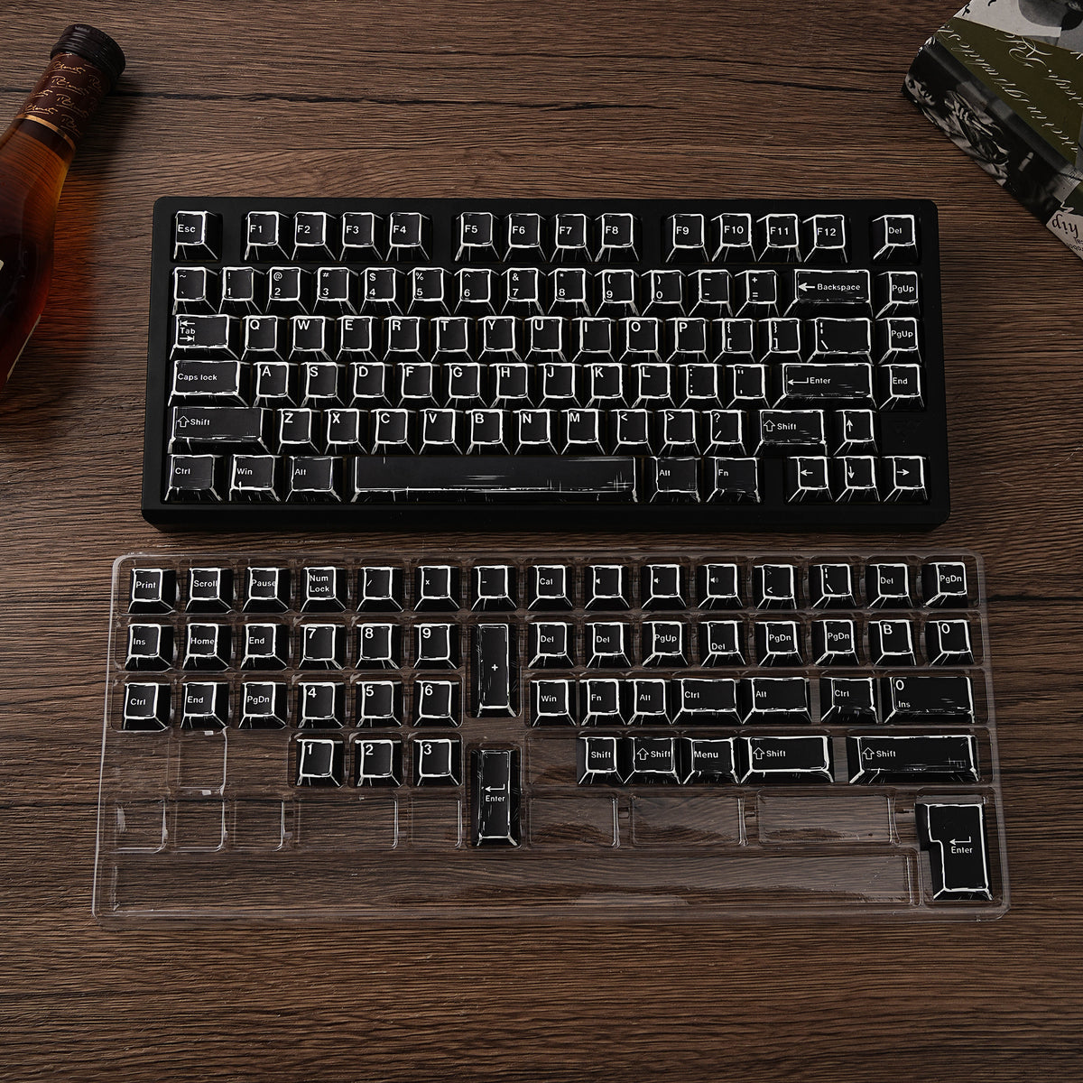 漫画黑 keycap set lifestyle photo