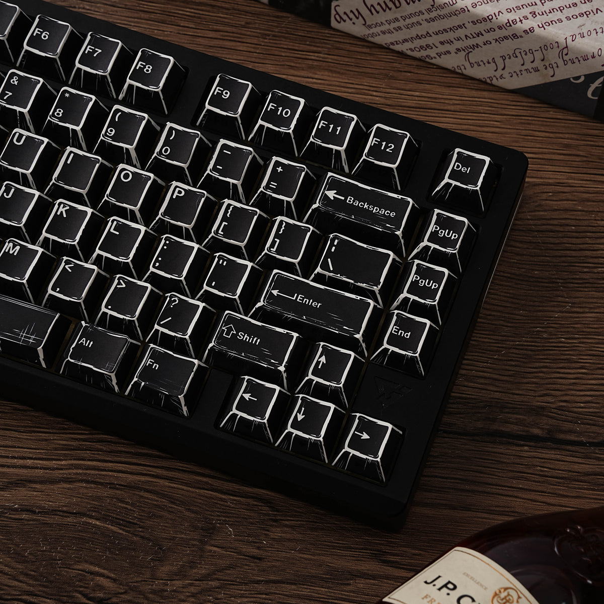 漫画黑 keycap set lifestyle photo