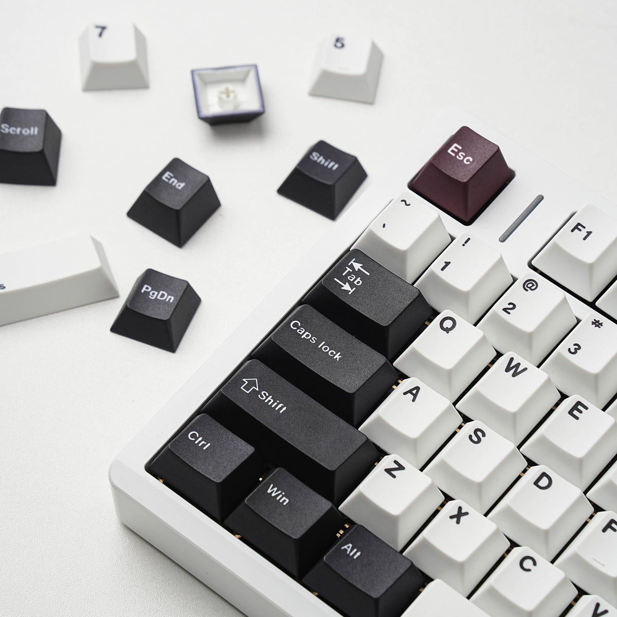 深井 keycap set lifestyle photo