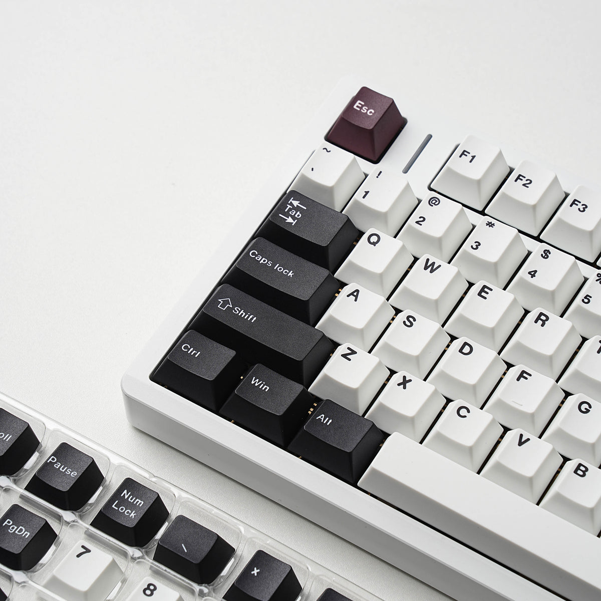 深井 keycap set lifestyle photo