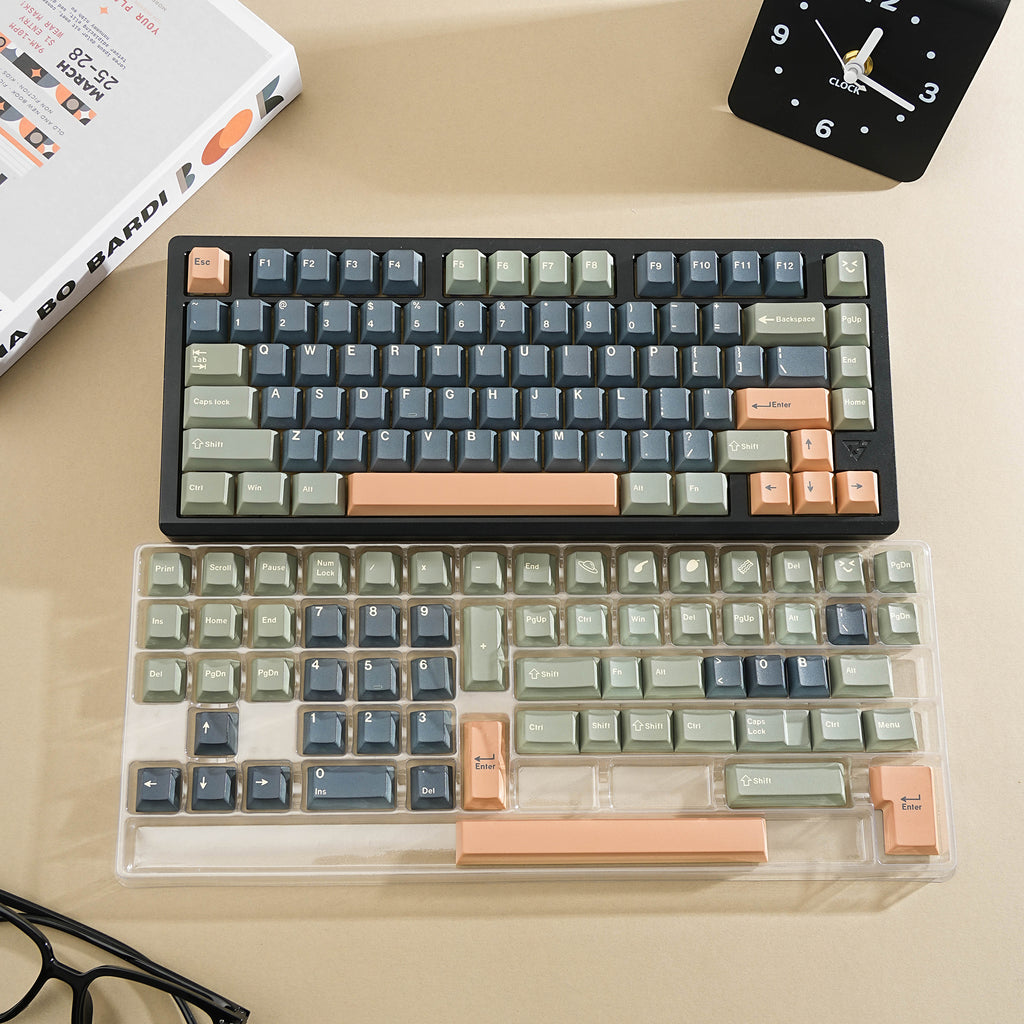 墨绿金棕 keycap set lifestyle photo