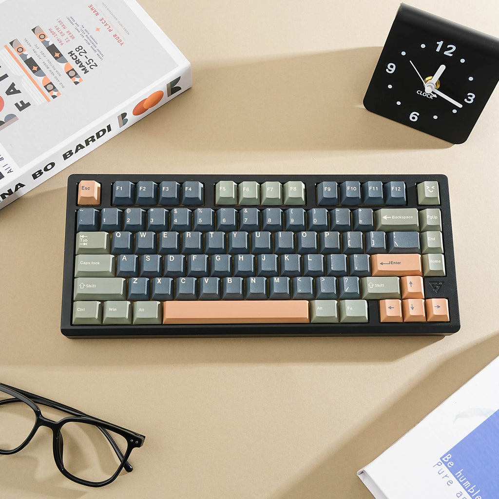 墨绿金棕 keycap set lifestyle photo