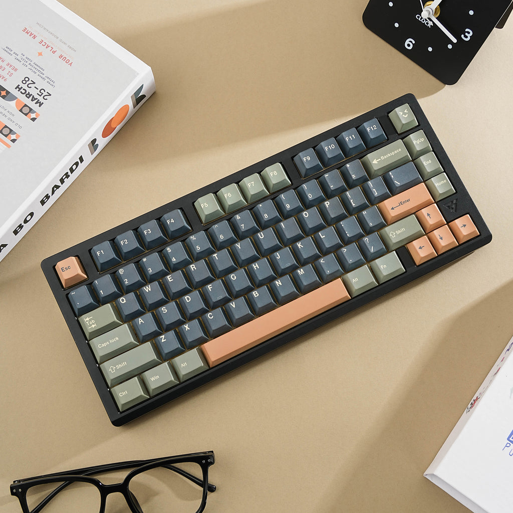 墨绿金棕 keycap set lifestyle photo