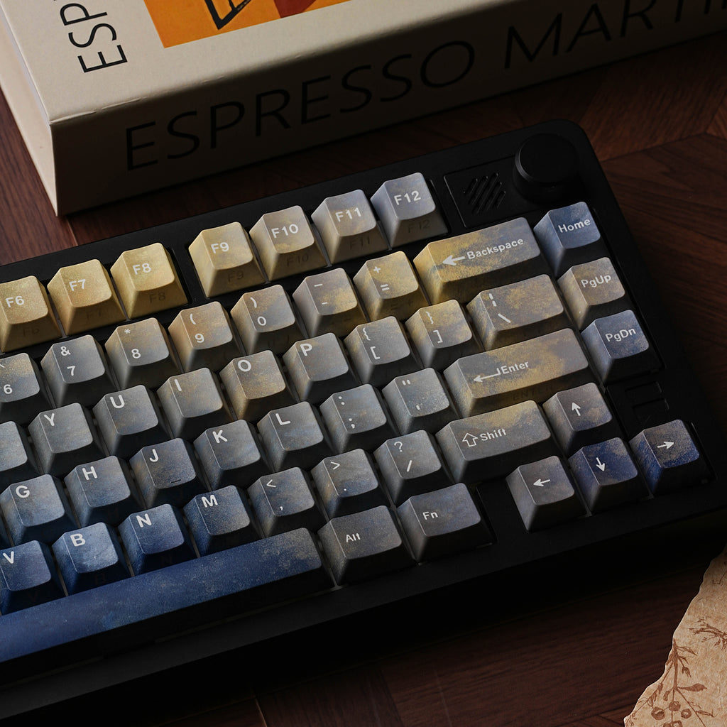 星河织序 keycap set lifestyle photo