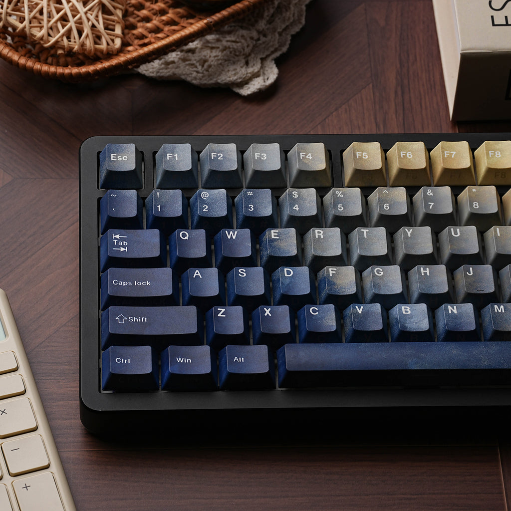 星河织序 keycap set lifestyle photo