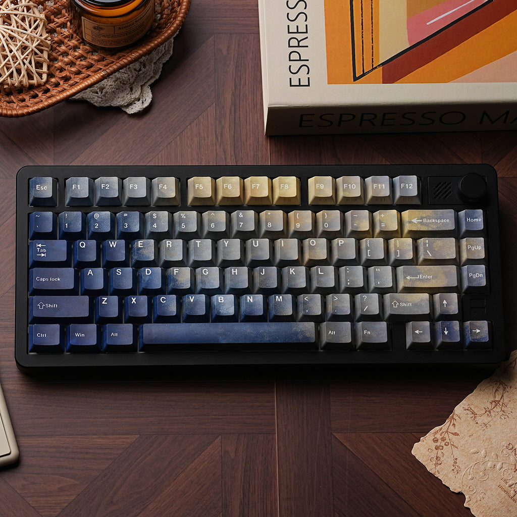 星河织序 keycap set lifestyle photo