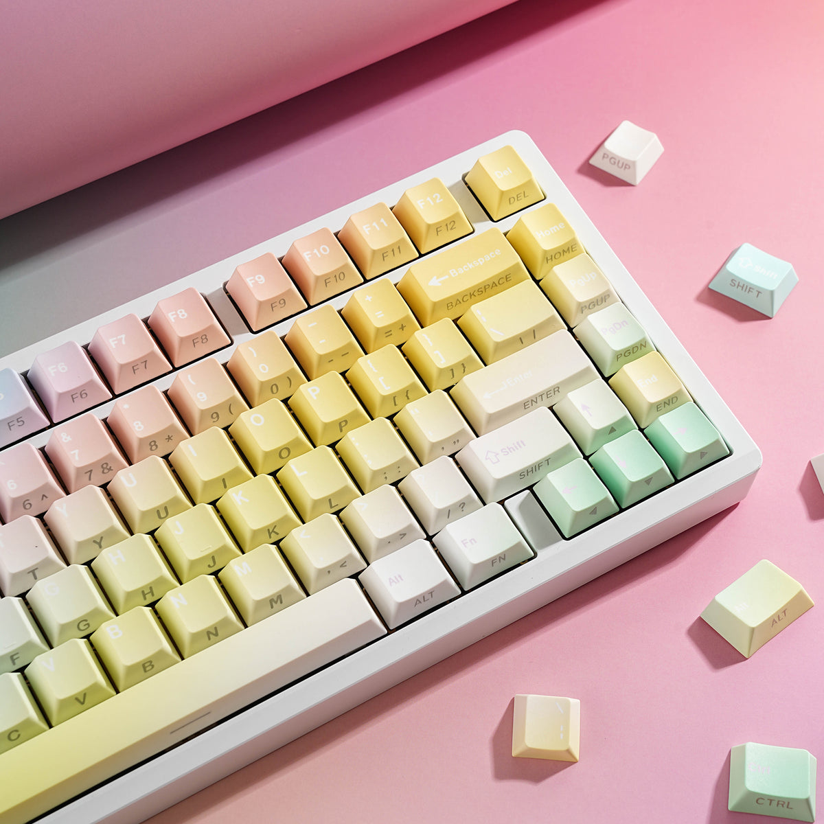 马卡龙 keycap set lifestyle photo
