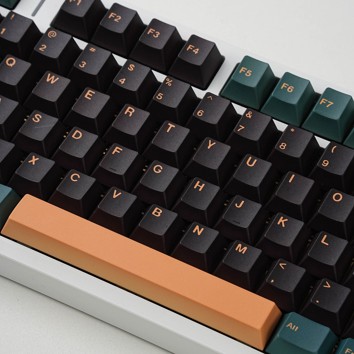 马尔斯绿 keycap set lifestyle photo
