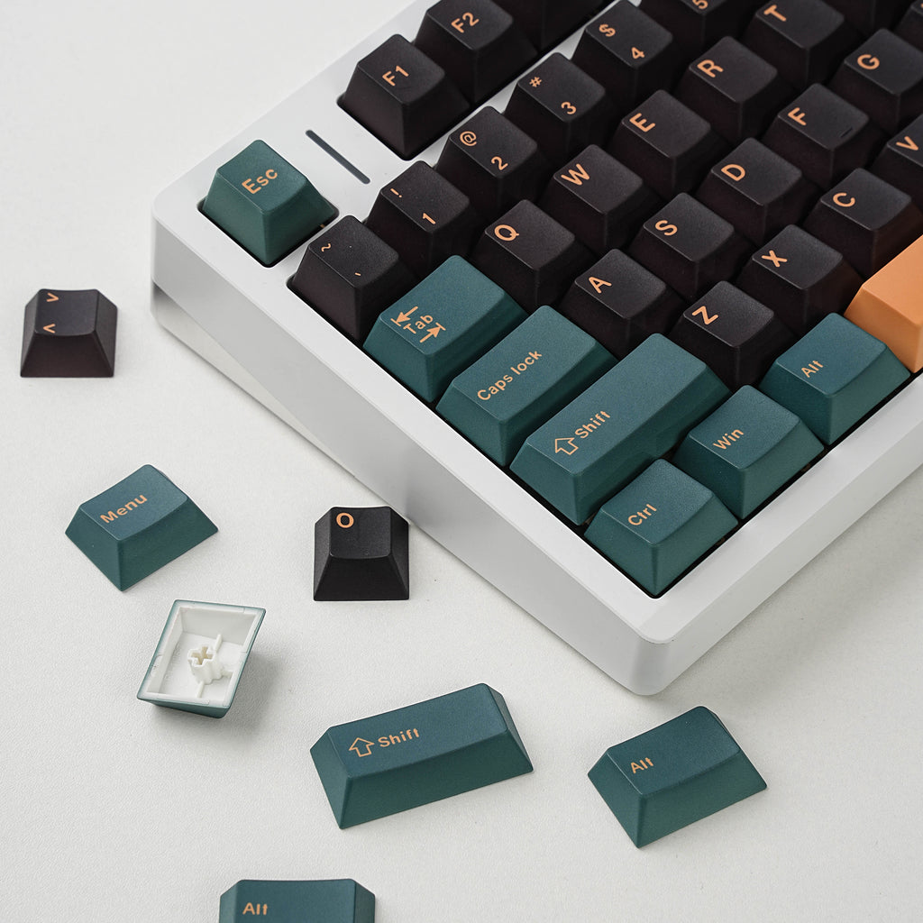 马尔斯绿 keycap set lifestyle photo