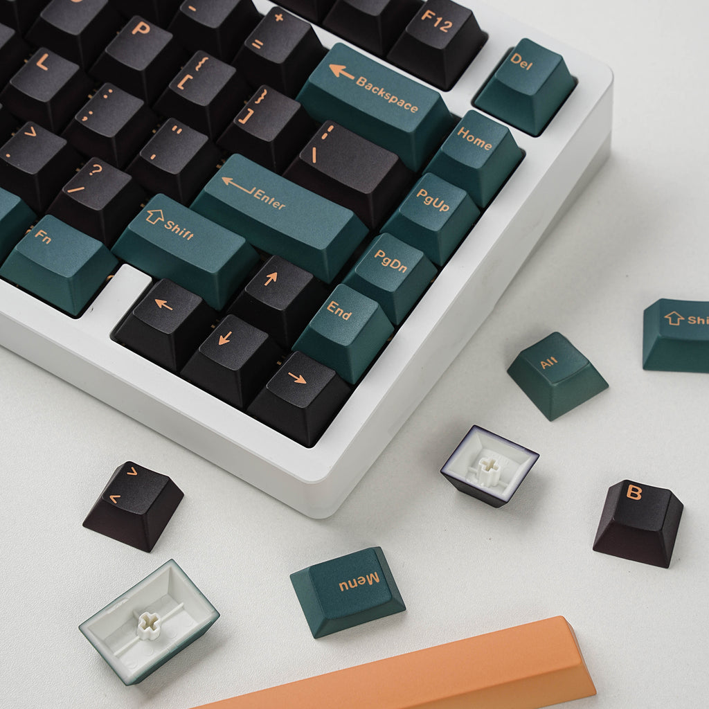 马尔斯绿 keycap set lifestyle photo