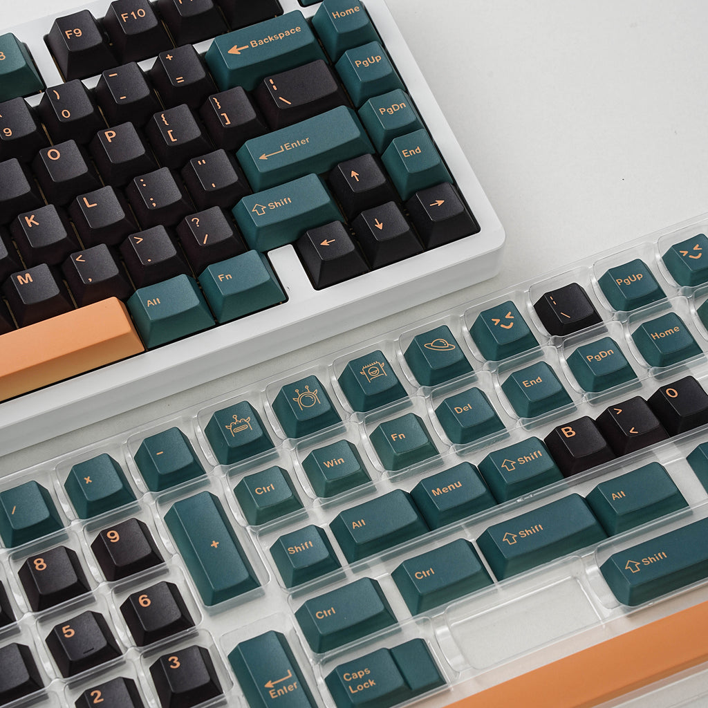 马尔斯绿 keycap set lifestyle photo