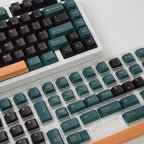 马尔斯绿 keycap set lifestyle photo