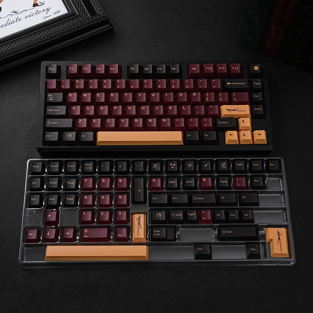 红武士 keycap set lifestyle photo