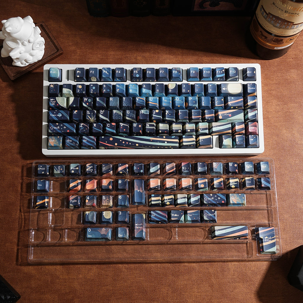 星空V2 keycap set lifestyle photo