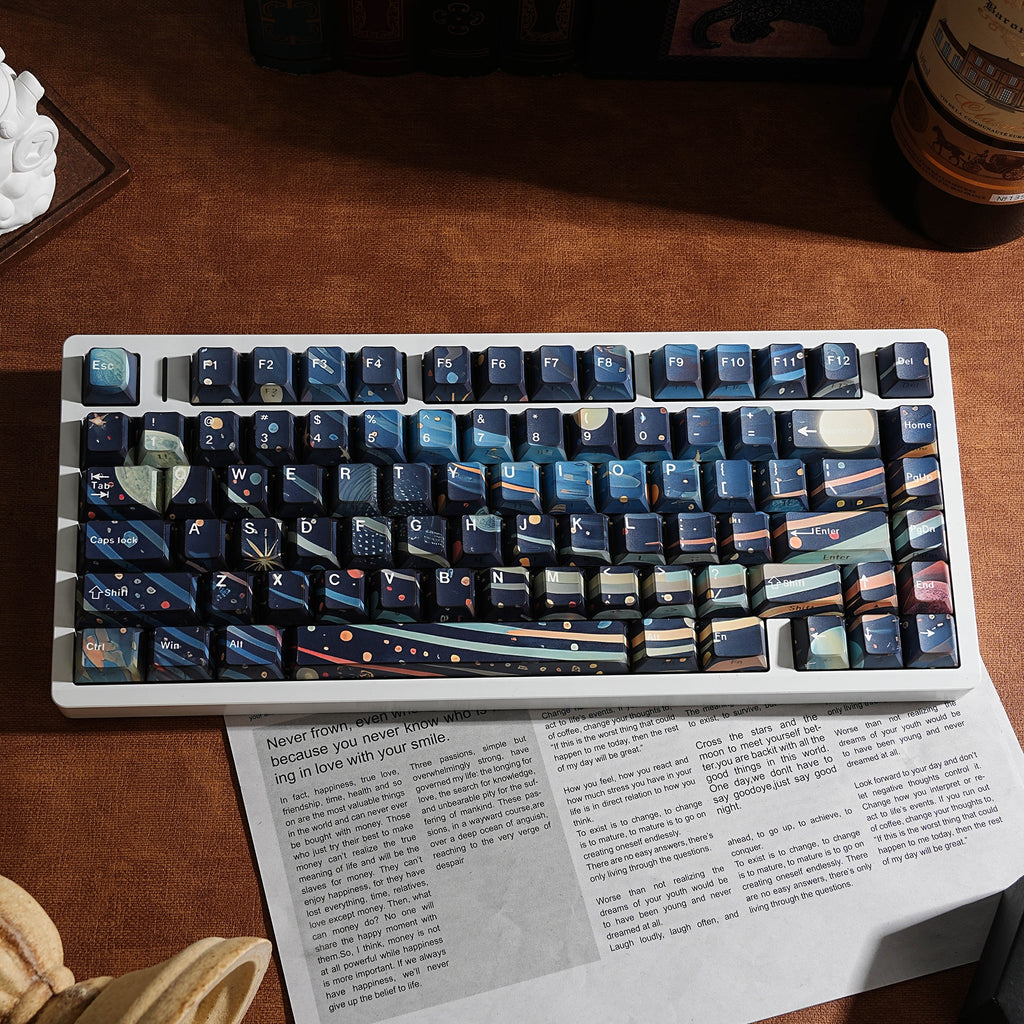 星空V2 keycap set lifestyle photo