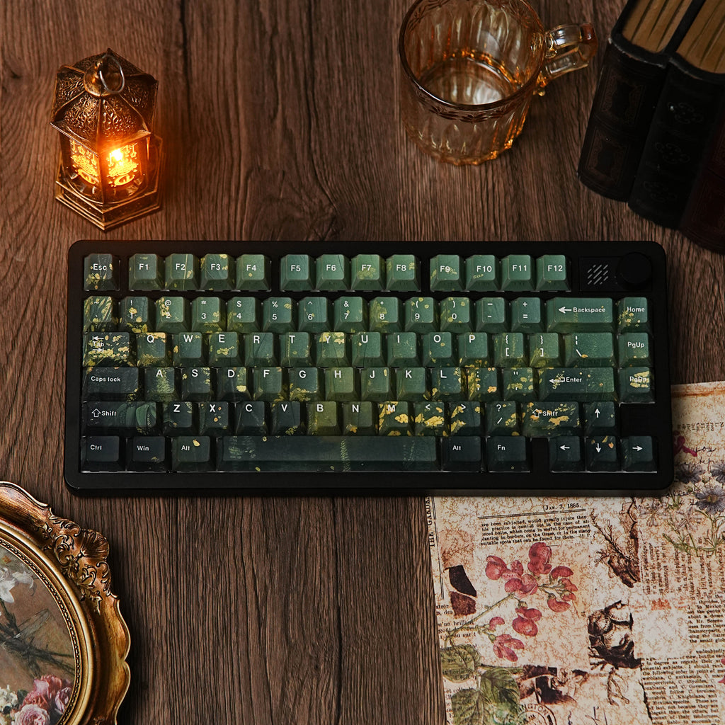星空v4 keycap set lifestyle photo